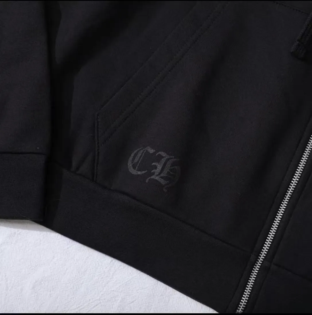 Q33—P230 -Chrome Hearts/Chrome Hearts printed zipper sweatshirt cardigan jacket -420 grams of high-density, high-quality wool, soft, delicate and skin-friendly, soft and silky to the touch, warm and skin-friendly -The hardware and zipper accessories are all customized and full of details -Colour: black -Size: S M L XL